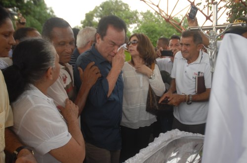 Alfredo Gutiérrez se despide de Calixto Ochoa en la Plaza Alfonso López (Valledupar)