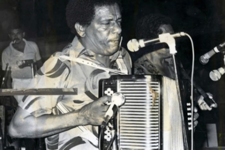 Calixto Ochoa tocando acordeón 