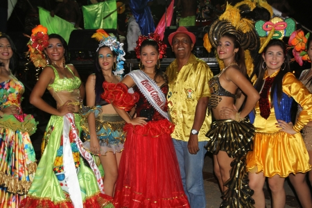 Carlos Maldonado en compañía de las Reinas del Carnaval