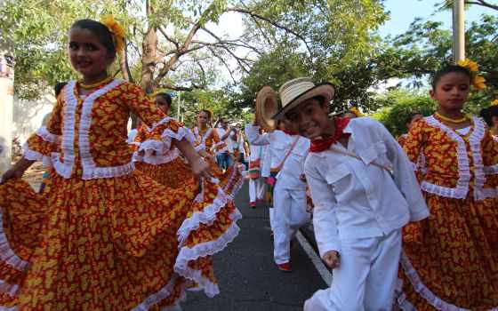 Desfile de piloneritas en el Festival Vallenato / Foto: El País - El viajero