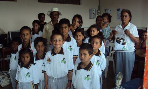 Niños estrenando nuevos uniforme en una escuela de Ituango (Colombia)