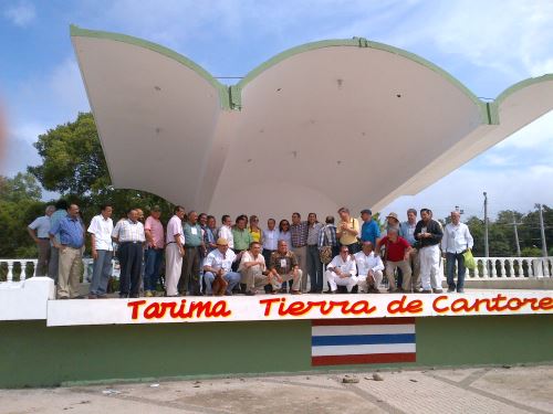 Compositores y organizadores reunidos en la tarima Tierra de Cantores (Fonseca) / Foto: María Ruth Mosquera 