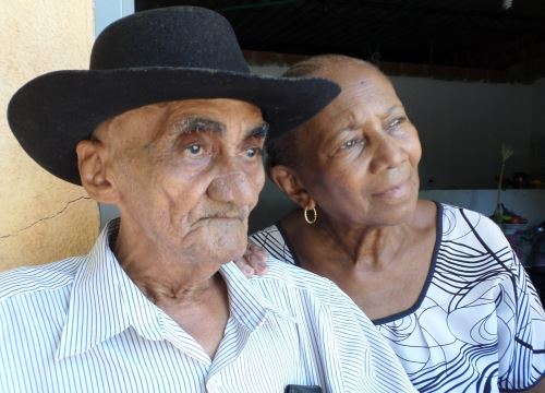 Gerardo Ortiz, el padre del cantante Farid Ortiz, junto a su compañera Erma Martínez