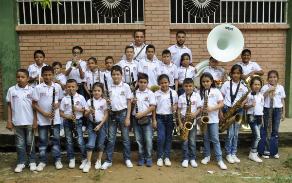 Luis Yamid Sánchez junto con algunos de sus alumnos / Foto: Samny Sarabia  