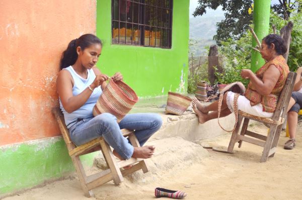 Mujeres kankuamas tejiendo mochilas / Foto: archivo PanoramaCultural.com.co 