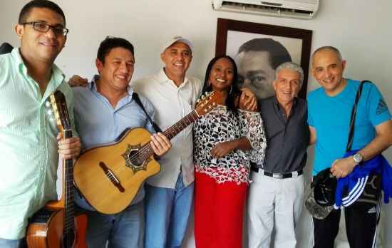María Ruth Mosquera rodeada de grandes compositores del folclor vallenato 