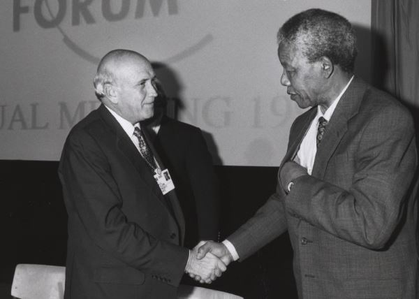 Encuentro de Nelson Mandela y Frederik de Kler en el marco de los acuerdos de paz de Sudáfrica 