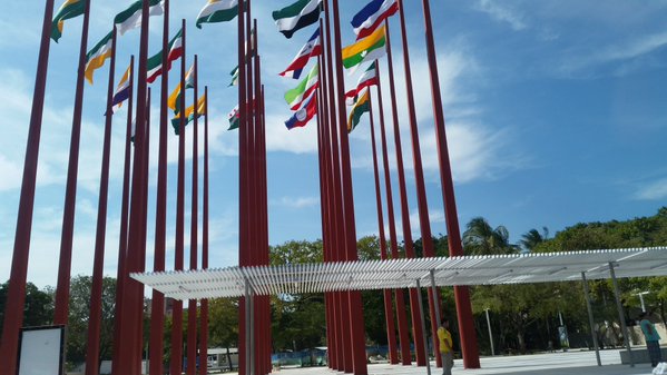 Plaza de la Gobernación en Valledupar con las banderas de los municipios cesarenses 