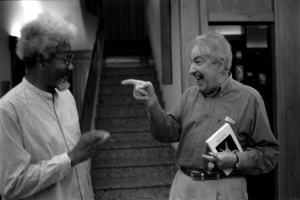 Álvaro Mutiz (derecha) y el premio Nobel Wole Soyinka (Izquierda)