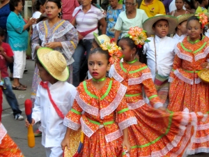 Desfile de piloneritas en la avenida Simón Bolivar (Valledupar)