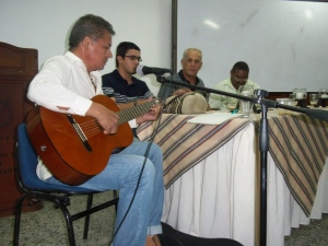 Daniel Gutiérrez tocando durante la presentación