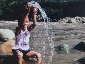 Una niña en el río 