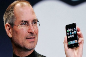 Steve Jobs presenta el primer iPhone