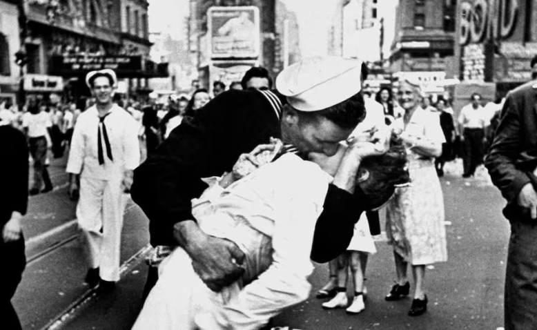 Los besos que marcaron la historia: de Times Square al cine y el arte