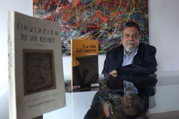 El poeta Álvaro Miranda y algunas de sus obras / Foto: El Universal 
