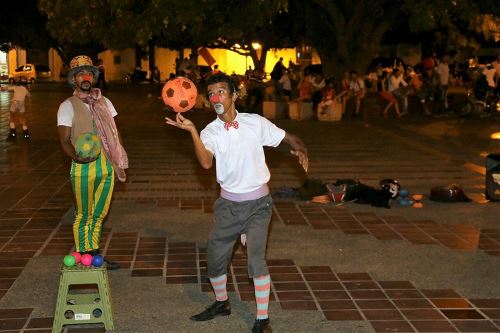 El dúo de artistas Clownpañía en la Plaza Alfonso López de Valledupar / Foto: Leonardo Alvarado