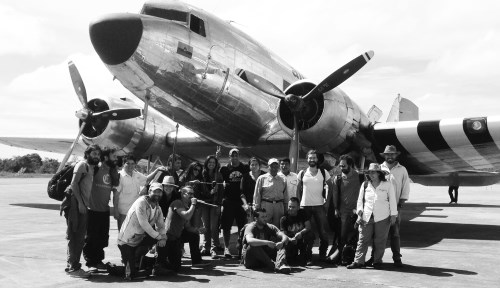 El equipo de El Abrazo de la Serpiente de regreso a Bogotá en un DC3 