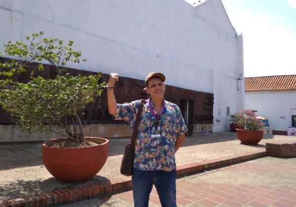 El compositor Elbert Araujo frente al Concejo municipal de Valledupar / Foto: PanoramaCultural.com.co 