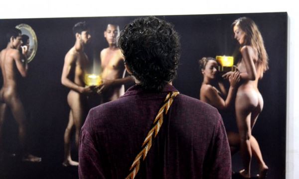 Un visitante observa algunas de las obras de la exposición ‘Hombre-Mujer y de la misma forma lo contrario’ / Fotos suministradas: Museo Bolivariano de Arte Contemporáneo