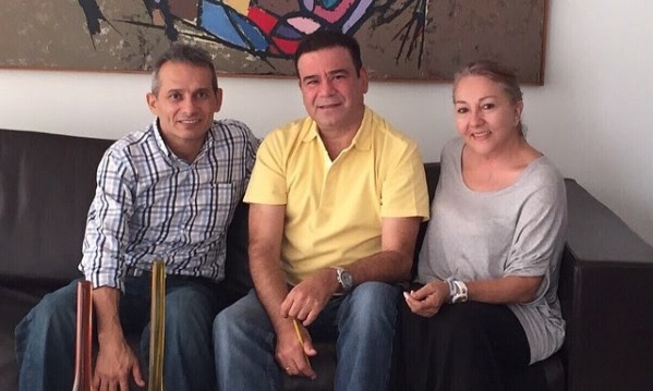Iván Villazón (centro) junto con la presidenta del Festival Ruth Berardinelli (derecha) y Walter Daza