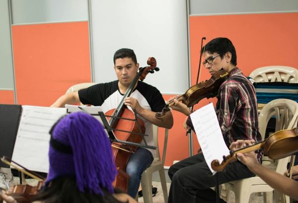 Julian Mojica, el rey vallenato 2018, tocando violonchelo con la Filarmónica del Cesar / Foto:  Jaiber Jiménez