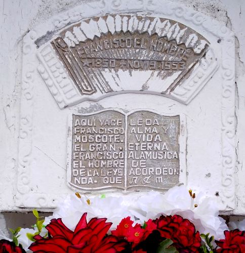 Inscripción sobre el Mausoleo de Francisco El Hombre / Foto: Maríaruth Mosquera 