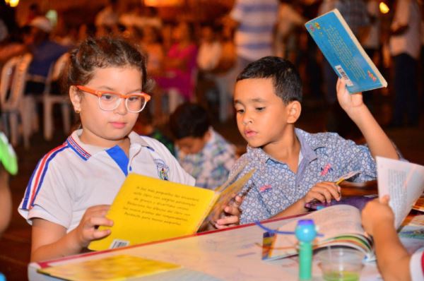 Niños leyendo durante el evento Valledupar amanece leyendo / Foto: Alcaldía Valledupar 