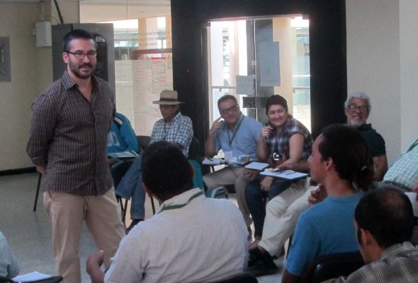 El cronista Paul Brito durante el taller ofrecido en Valledupar / Foto: PanoramaCultural.com.co 