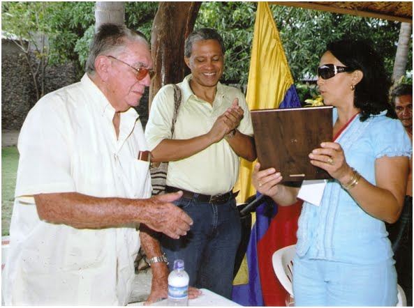 José Guillermo “Pepe” Castro recibe una condecoración de la presidenta del Festival ”Tierra del Cachaquito” Elibeth Zequeira