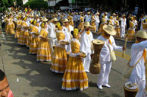 El grupo de baile Pilón Cañaguate en pleno desfile 