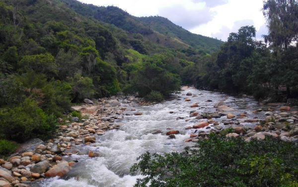 El río Guatapurí en la Sierra Nevada, a la altura del corregimiento Chemesquemena / Foto: Maríaruth Mosquera