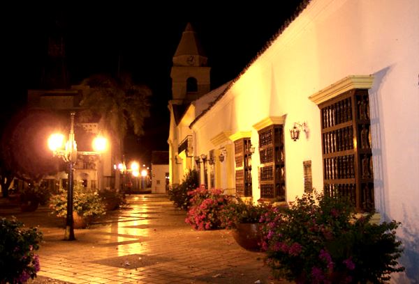 La plaza Alfonso López en Valledupar de noche / Foto: Archivo PanoramaCultural.com.co 