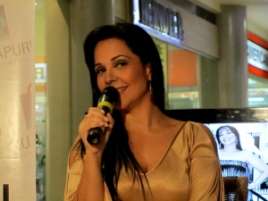 Eliana cantando en Vallenato Fans