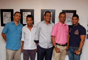 José Anibal Moya (2ndo a la derecha) junto con los artistas 