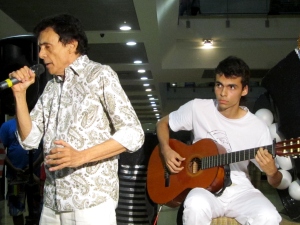 Gustavo Gutiérrez y su hijo