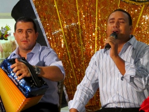 Gabriel Arregoces acompañado de Julian Díaz 