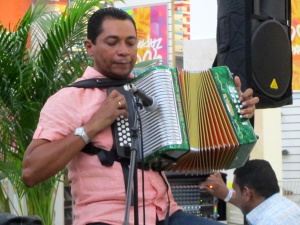 Hugo Carlos Granados en Mayales Plaza Comercial