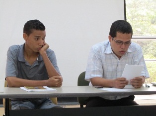 Dankir Ortiz y Félix Molina en la biblioteca