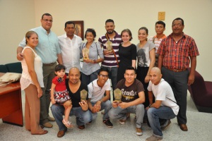 El grupo La Carreta junto con directivos de la UPC 