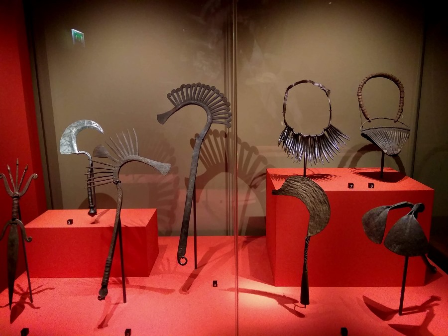 Conjunto de de herramientas, collares y puñales africanos expuestos en el museo Quai Branly 