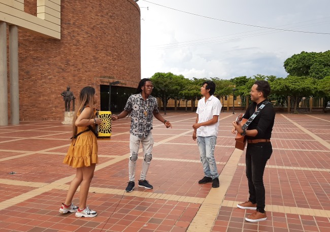 Charles King  frente a la biblioteca departamental en Valledupar, junto con los músicos locales Hanz Zuleta, Karolina de Ávila y Yaser Guevara / Foto: Samny Sarabia 