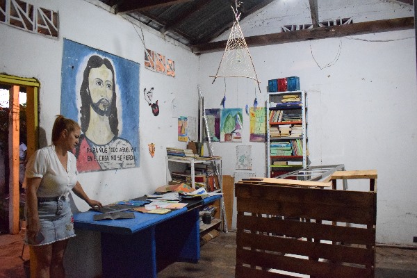 Lucelia Durán enseña pinturas realizadas por niños en la Casa Colibrí / Foto: Alex Gutiérrez