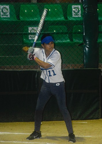 Jenny Maury jungando a Softball / Foto: cortesía 
