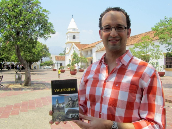 El periodista y editor Johari Gautier Carmona con la guía de Valledupar / Foto: PanoramaCultural.com.co