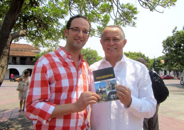 El periodista Johari Gautier presentando la Guía turística de Valledupar al alcalde Fredys Socarrás / Foto: PanoramaCultural.com.co  