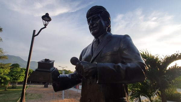 El recién inaugurado monumento a Jorge Oñate no se escapó de los actos vandálicos / Foto: cortesía