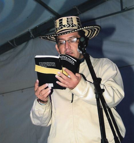 El poeta Pedro Olivella en plena lectura / Foto: archivo Pedro Olivella  