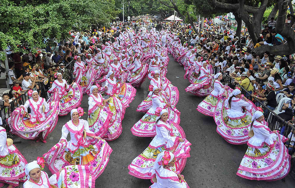 El desfile de piloneras en la avenida Simón Bolívar de Valledupar: un capítulo emotivo del Festival de la Leyenda Vallenata / Foto: El Heraldo