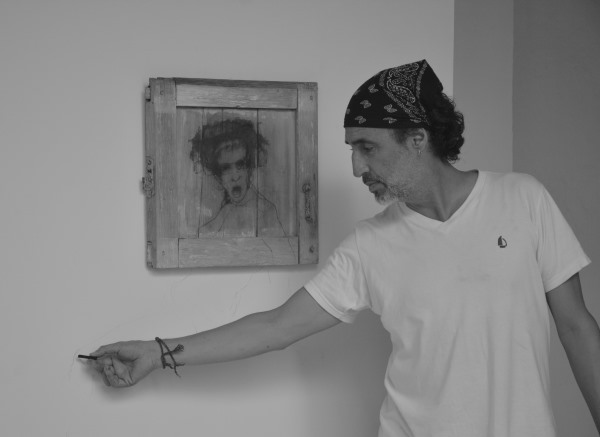El artista Rafael Dussan en la exposición Altera Pontis, en Cartagena de Indias (2019) / Foto: Marcela Sánchez. 