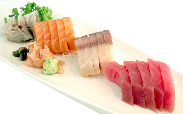 Sashimi de atún y salmón acompañado del picante wasabi 